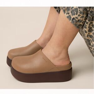 Crocs • Dylan Platform Clogs. ✨